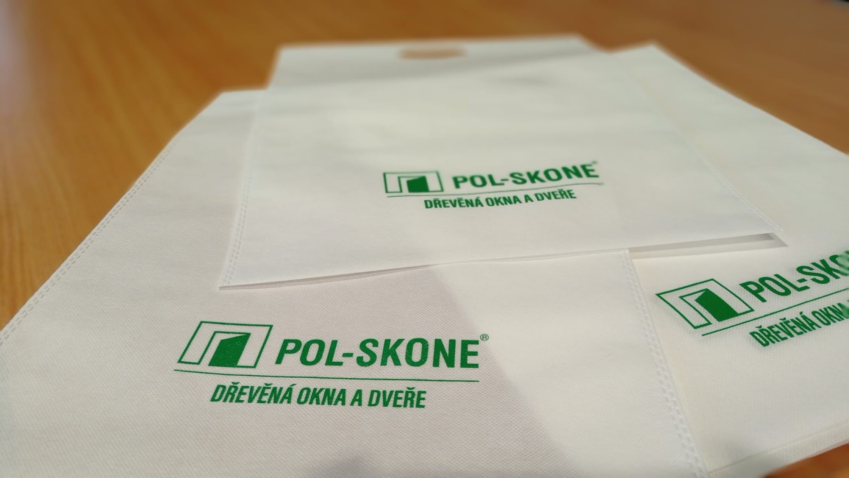 Branding lehkých tašek z netkané textilie s průsekem
