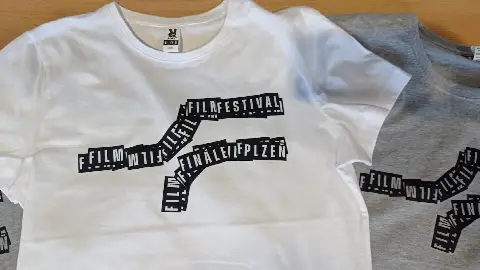 Jednobarevný sítotisk na tričkách