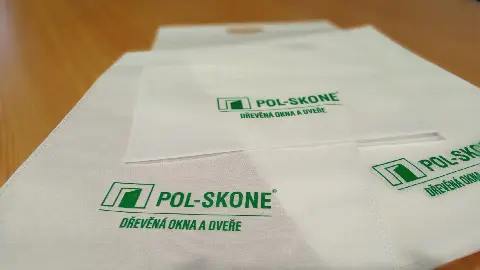 Branding lehkých tašek z netkané textilie s průsekem